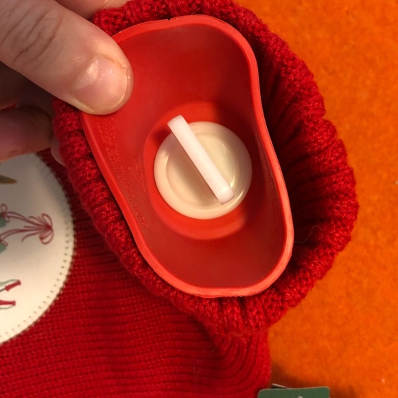 Red winter sports patterned hot water bottle NWT - Picture 4 of 7